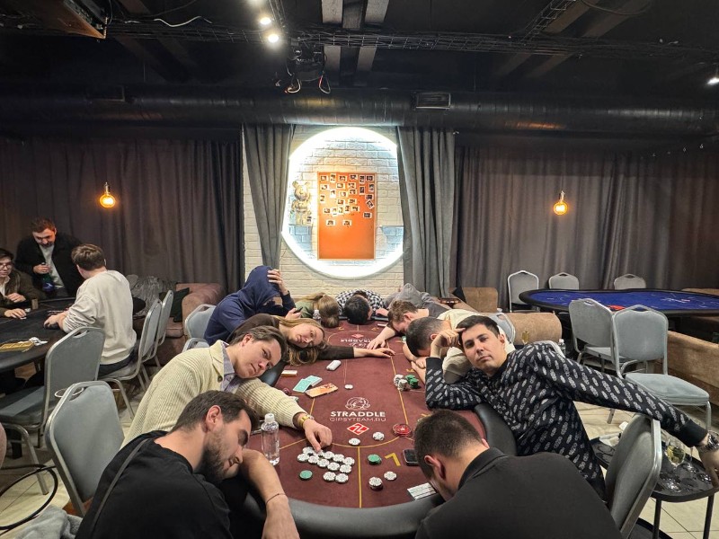 Straddle poker club