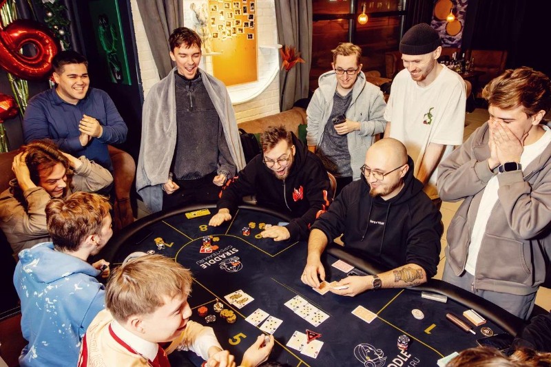 Straddle poker club