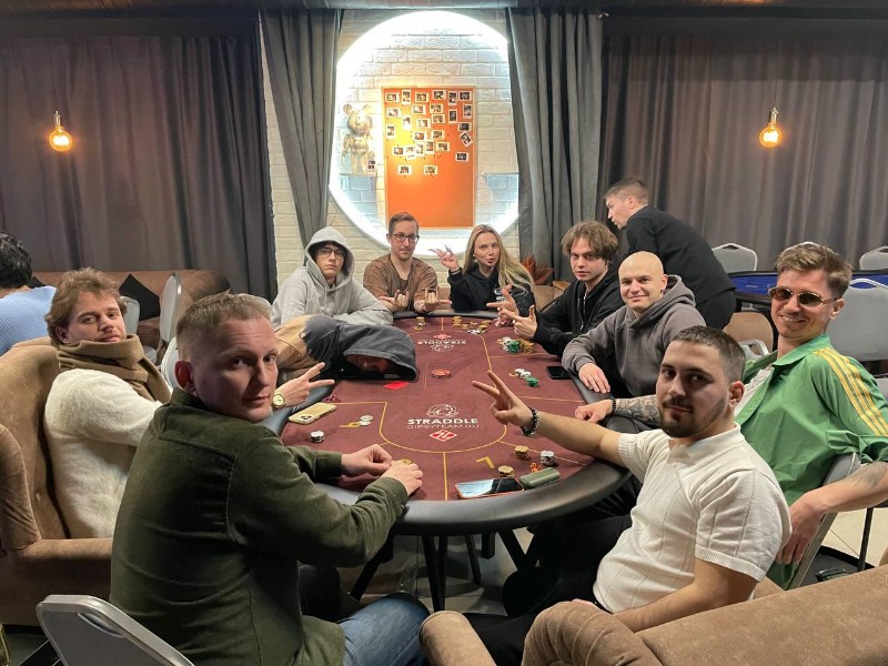 Straddle poker club