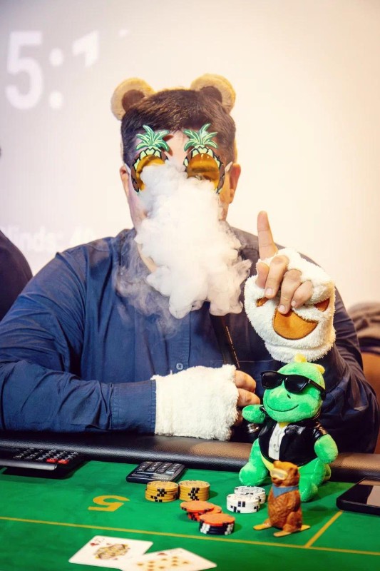 Straddle poker club