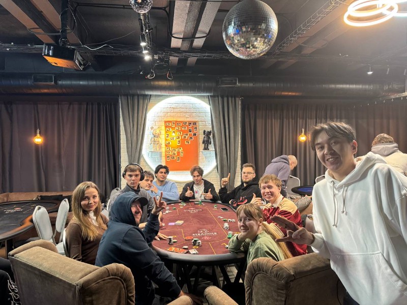 Straddle poker club
