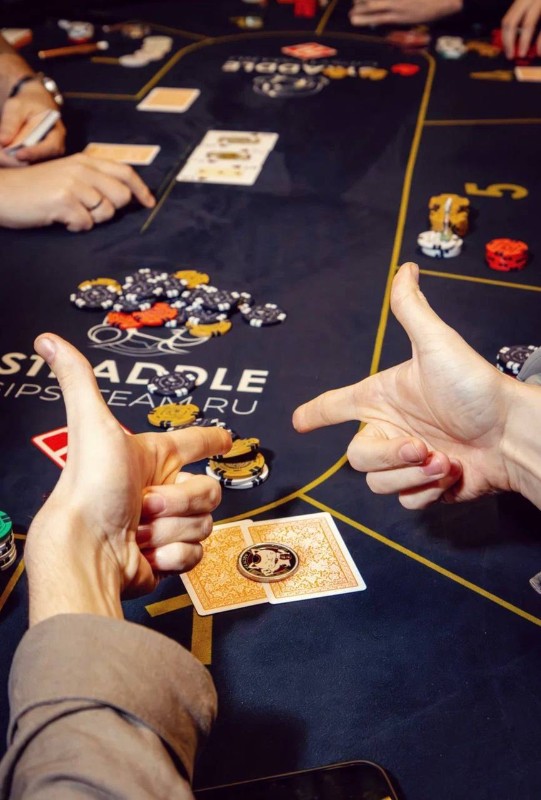 Straddle poker club