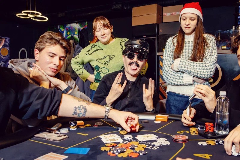 Straddle poker club