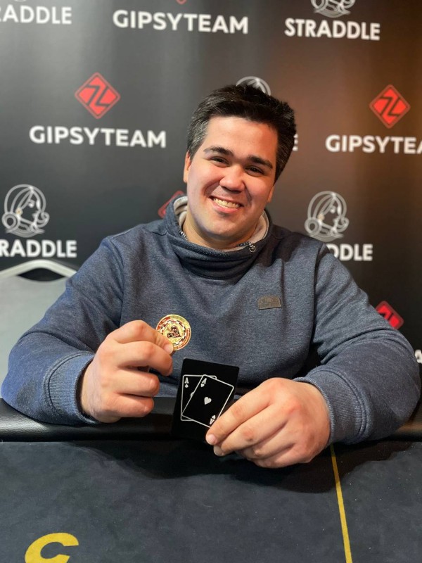 Straddle poker club