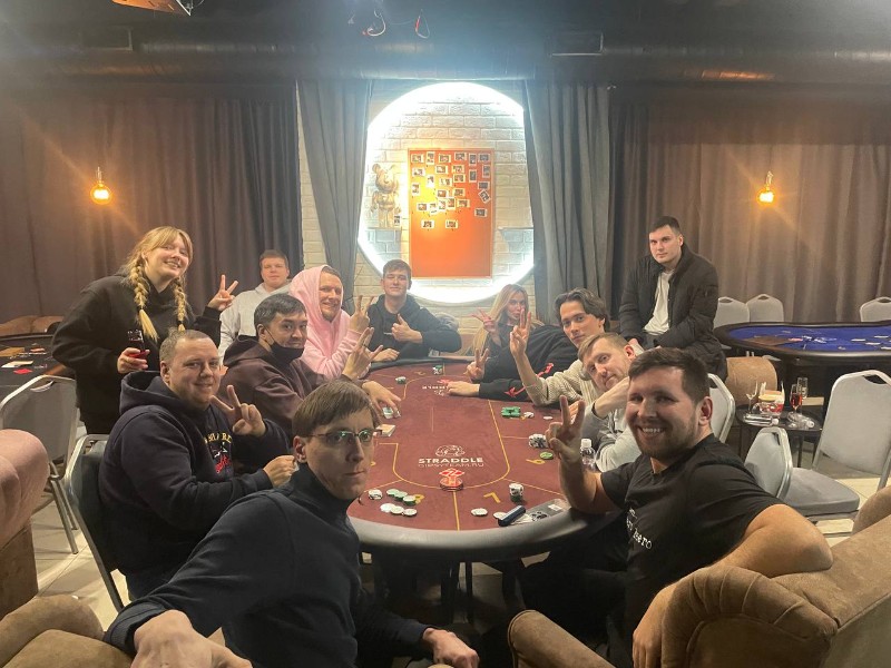 Straddle poker club